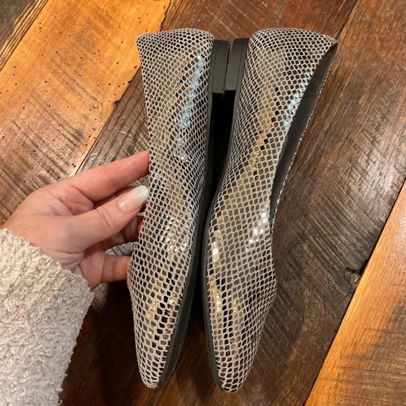 Vionic Women’s Cabello Pointed Toe Flats Gunmetal Snake Size 6 Orthotic Comfort - Picture 4 of 8